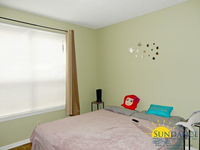 Building Photo - Quaint 2 Bedroom Condo in Miramar Beach!