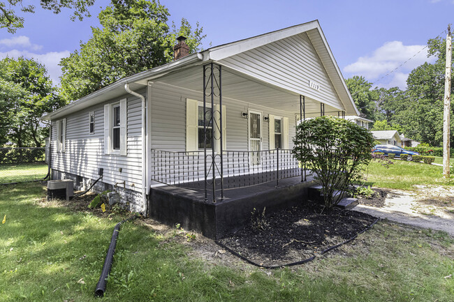 Building Photo - 1119 N Twyckenham Dr