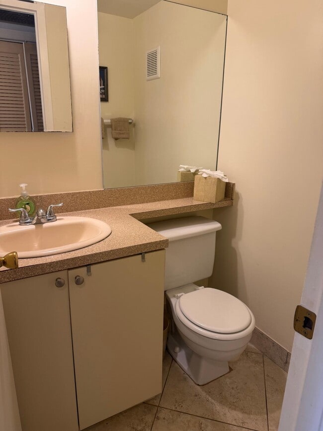 Building Photo - 3058 Ainslie Dr