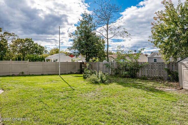 Building Photo - 1331 Sunset Ave