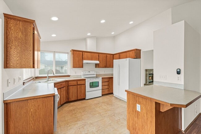 Building Photo - Beautiful 3-Bedroom, 2-Bath Home on a Corner Lot in Spanaway