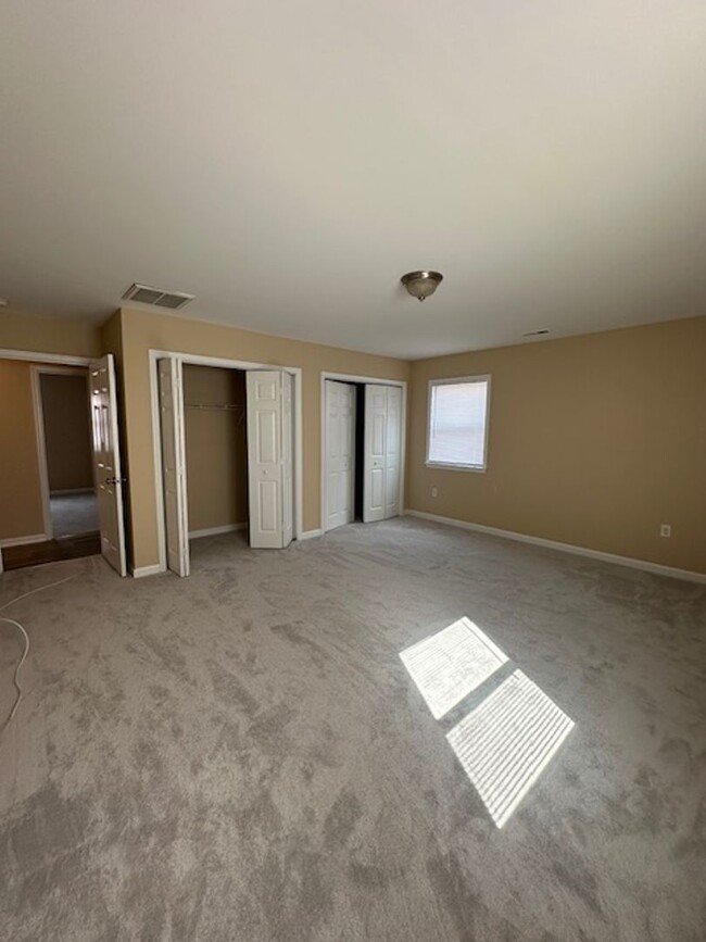 Building Photo - 3 Bedroom 2 Bathroom Duplex