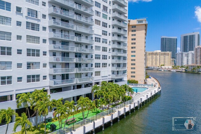 Building Photo - 137 Golden Isles Dr