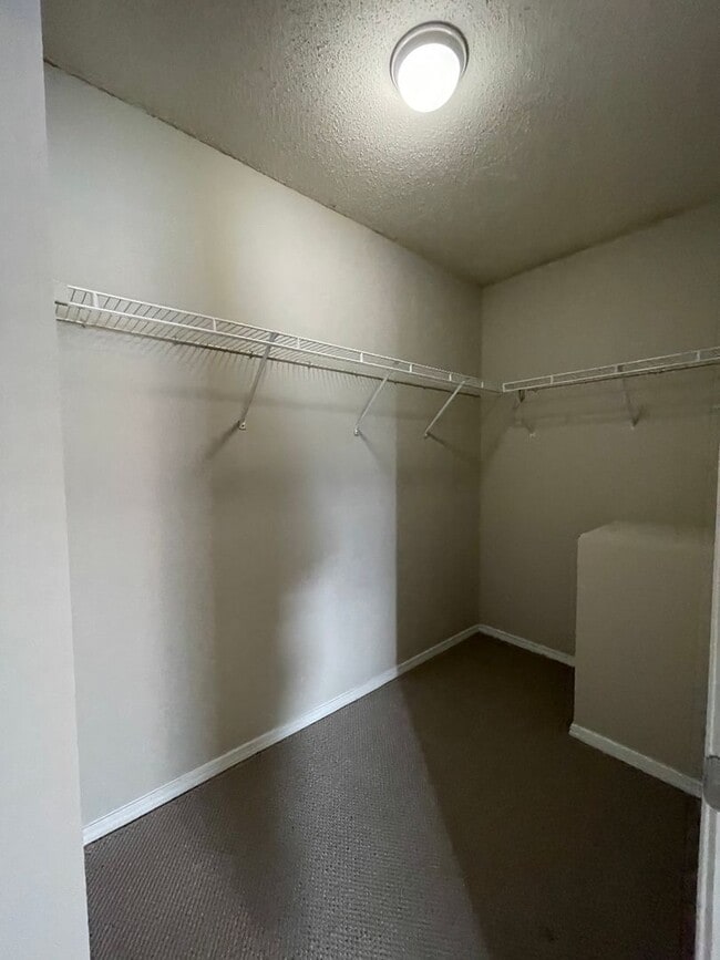 Building Photo - SPACIOUS 3bed/2.5bath TOWNHOME w/1st floor...