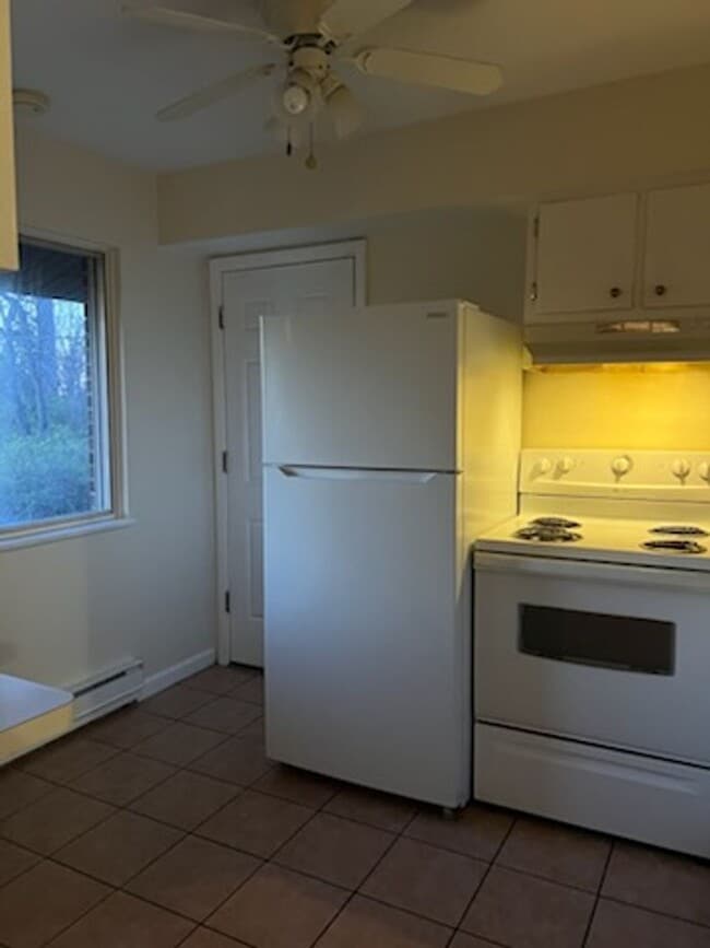 Building Photo - 1 Bed / 1 Bath – Updated 2nd Floor Apartment | Water, Sewer & Trash Included