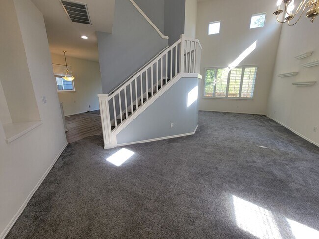 Building Photo - Charming Sammamish Home | 3 Bed + 2.5 Bath