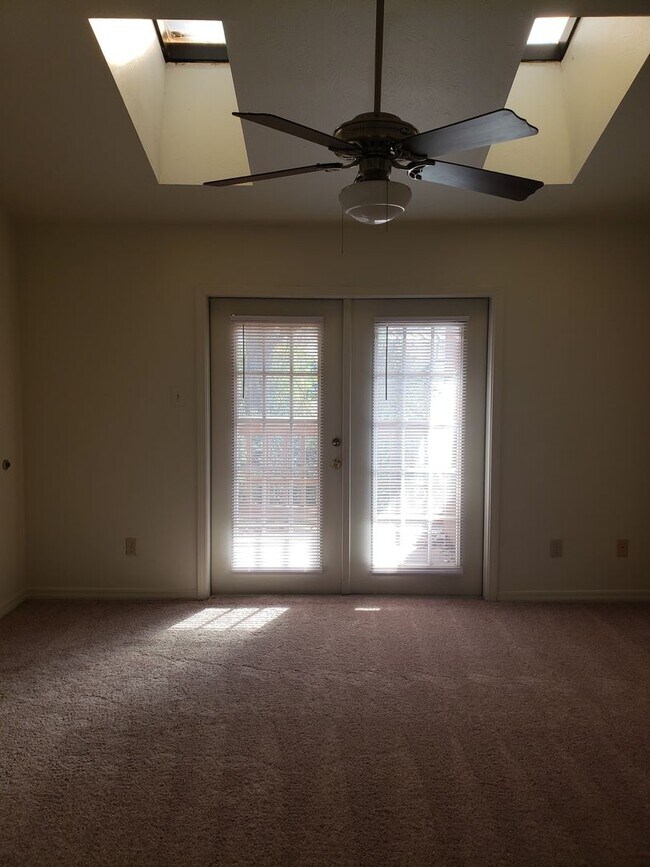Building Photo - 3360 Eastwood Dr