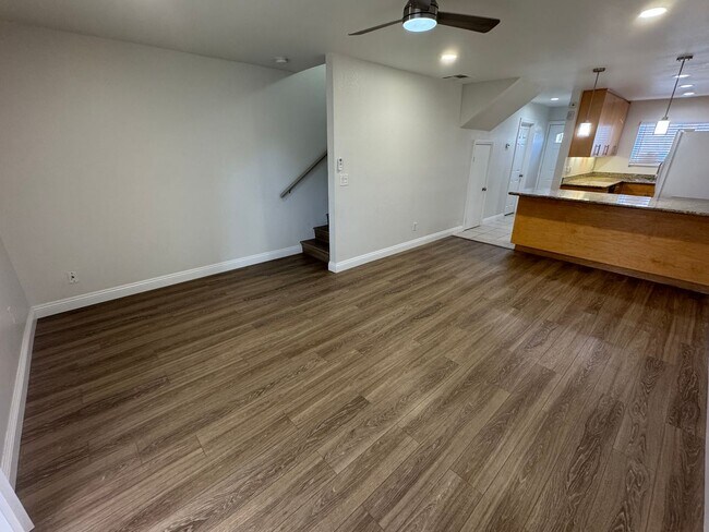 Building Photo - 2 Bedroom Townhome Remodeled