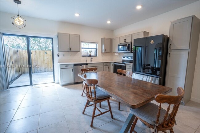 Building Photo - 528 NE 1st St