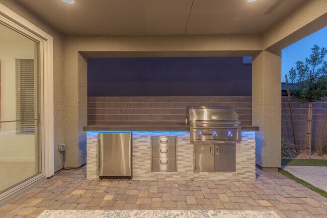 Building Photo - Luxurious Home in Henderson’s Desirable 89052 Community!