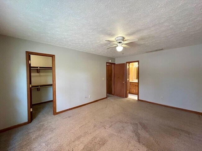 Building Photo - Stunning 3 Bedroom/2 Bath home in Pike Tow...