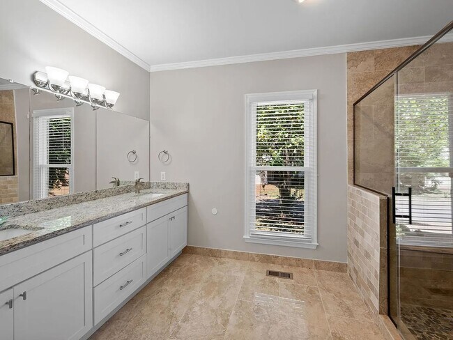 Building Photo - Great 4BR Bellevue Home