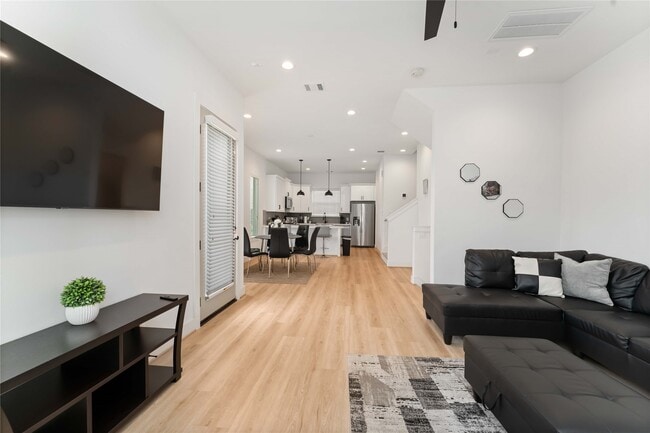 Building Photo - 2341 Eagle St