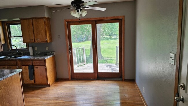 Building Photo - For Rent 5 Bed, 2 Bath, 2 stall garage,  single family home