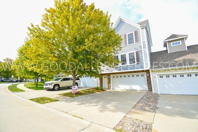 Building Photo - 2 Bedroom, 2.5 bath townhome in Urbandale ...