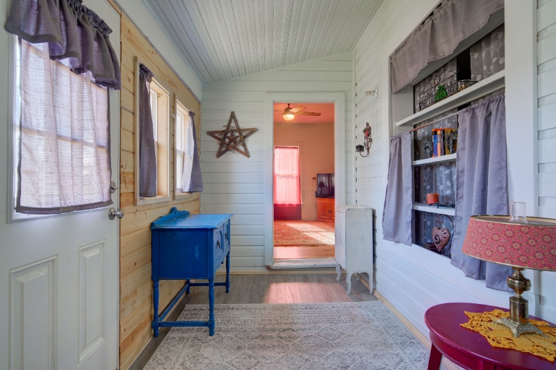 Building Photo - 318 First Ave E