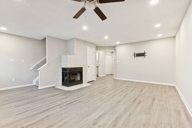 Building Photo - Hampton Townhouse-Move in Quick