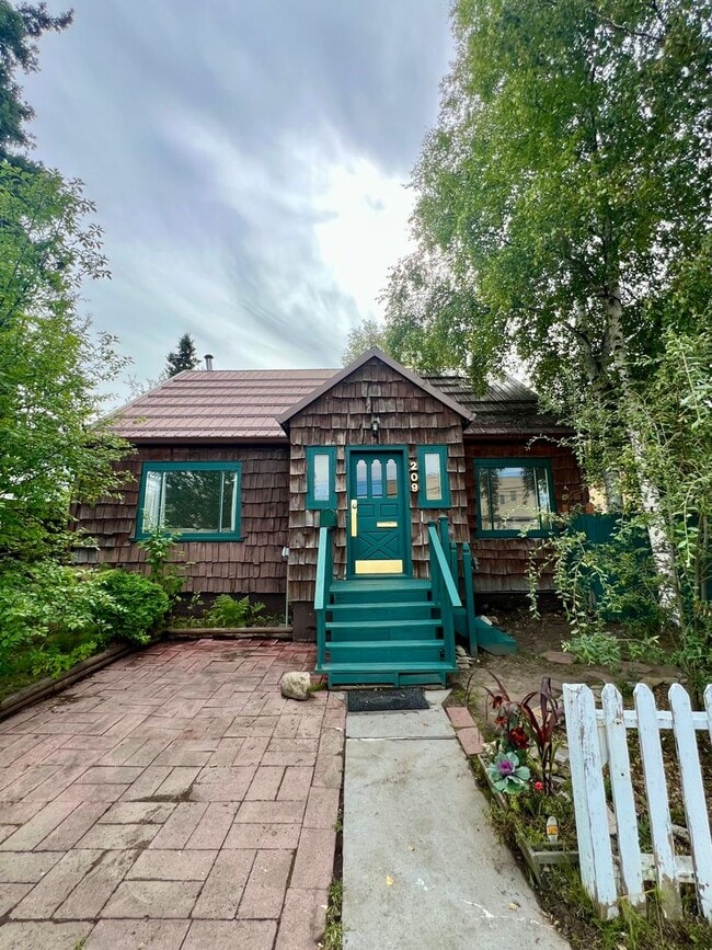 Building Photo - Downtown Home in Fairbanks!!