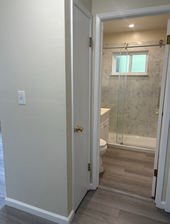 Building Photo - Charming 2-Bedroom Apartment with Hardwood Floors in Berkeley – Perfect Location!