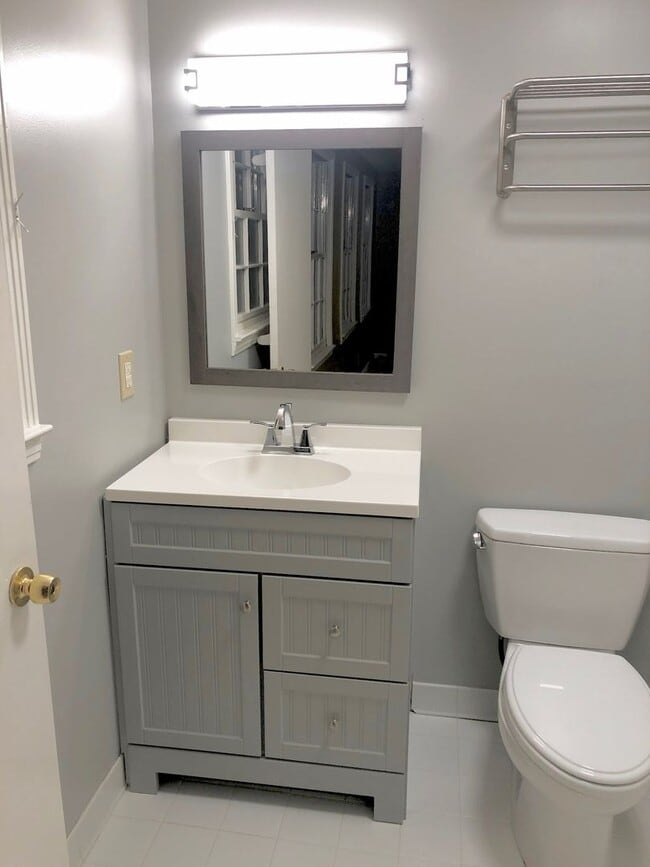 Building Photo - 721 Kendall Dr