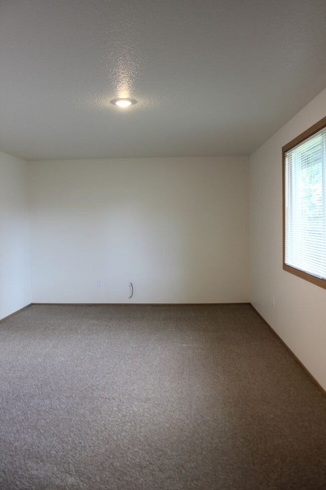 Building Photo - Cute single level, three bedroom home on quiet cul-de-sac in Hillsboro