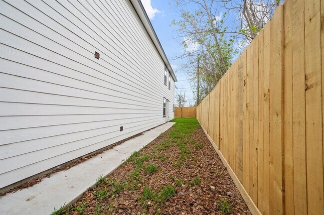 Building Photo - 6609 Bacher St