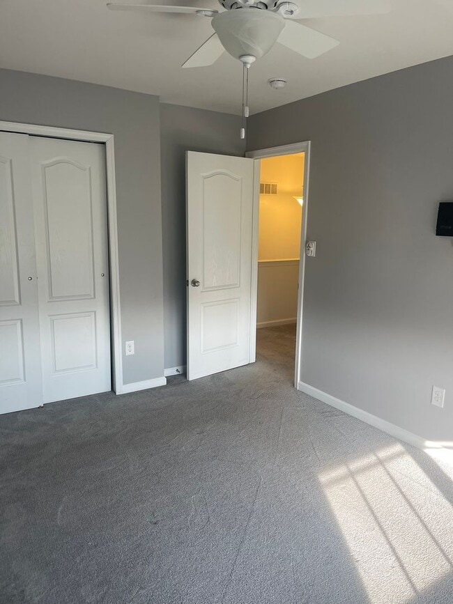 Building Photo - 3 bedroom 2 1/2 bath Townhouse in Bayberry