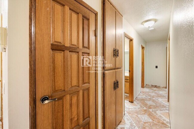 Building Photo - 16653 Mallory Dr