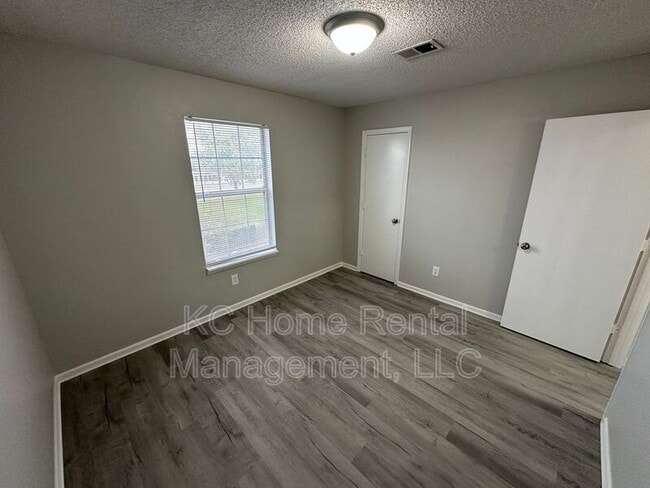 Building Photo - 812 Saddlewood St