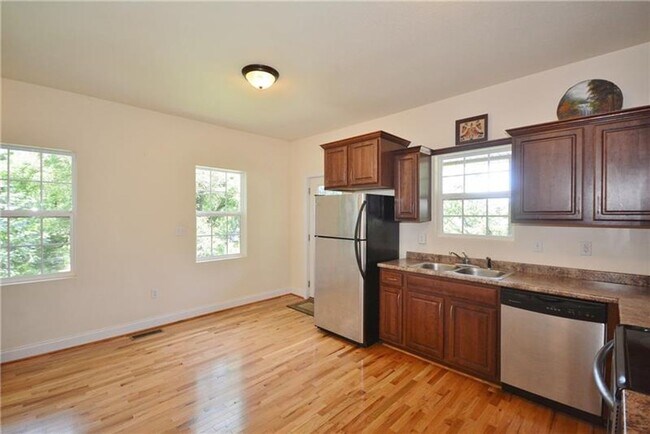 Building Photo - Adorable 2 Bed, 1 Bath Home in South Fayette - Covered Porches, Large Yard - Available as early a...