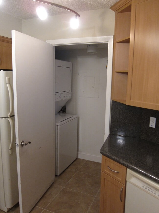 Building Photo - 9999 Summerbreeze Dr