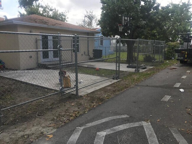 Building Photo - 657 NW 47th St