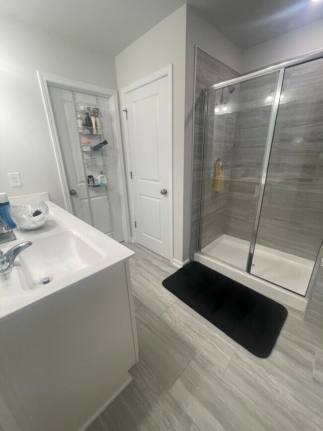 Owner's ensuite bathroom - 1081 Shoreside Dr