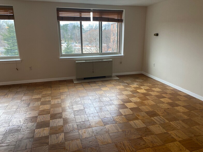 Living Room - 3000 Spout Run Pkwy
