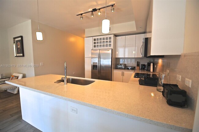 Building Photo - 999 SW 1st Ave