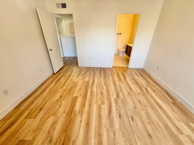 Building Photo - DON'T MISS OUT ON 1 MONTHS RENT FREE: Resort-Style Living in Seven Hills!