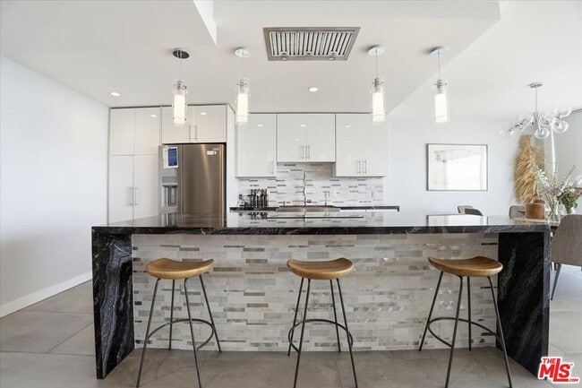 Building Photo - 2222 Ave of the Stars