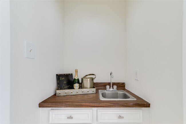 Building Photo - 18318 Ella Blvd