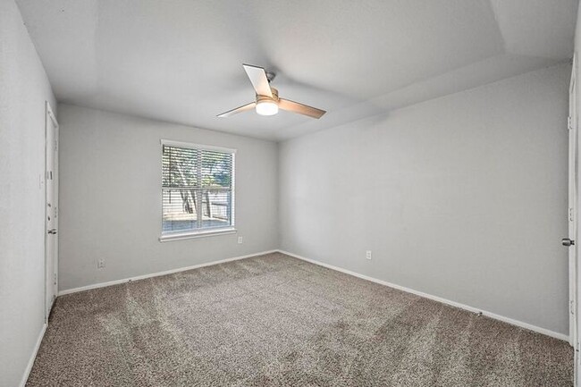 Building Photo - Two Bedroom Duplex For Rent in Cedar Hill.
