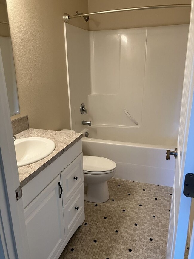 Building Photo - Single Level 3 bed 2 bed Home in Dallas, O...