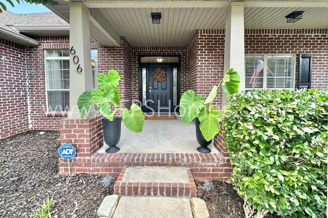 Building Photo - 606 Rowan Cir