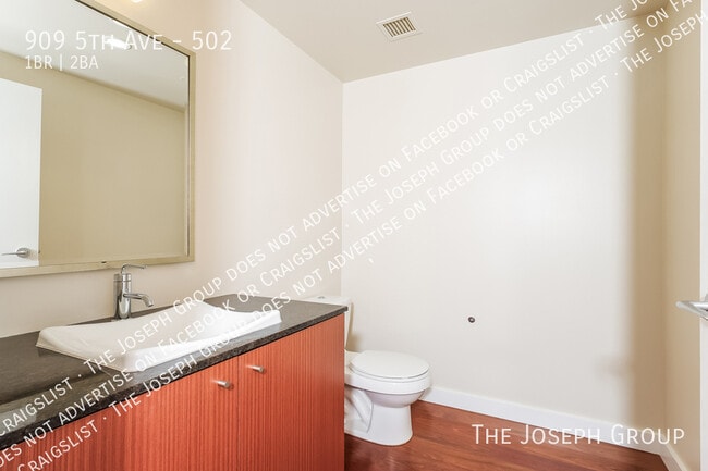 Building Photo - 909 5th Ave