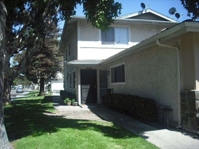 Building Photo - Nicely Upgraded Corner Townhouse
