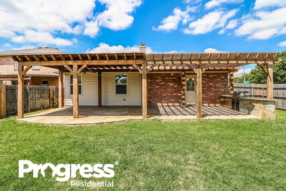 Building Photo - 16528 Woodside Dr
