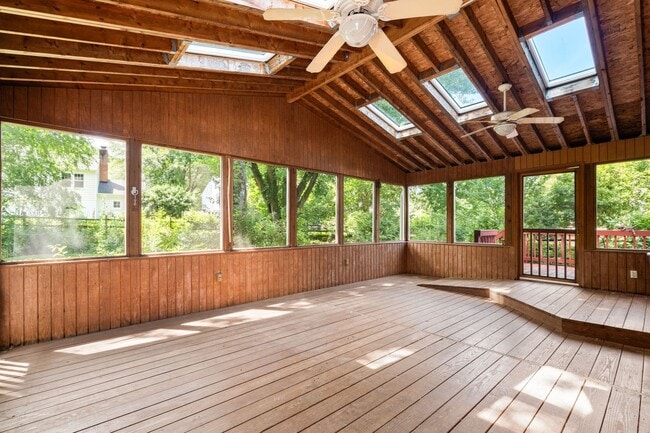 Building Photo - 5 Bed 3 Bath - Rockville Colonial - Update...