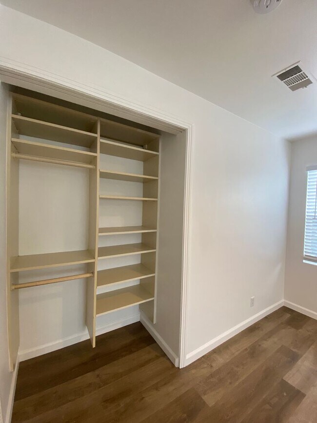 Building Photo - Long Beach: 4 bedroom 3 bath with Spacious...