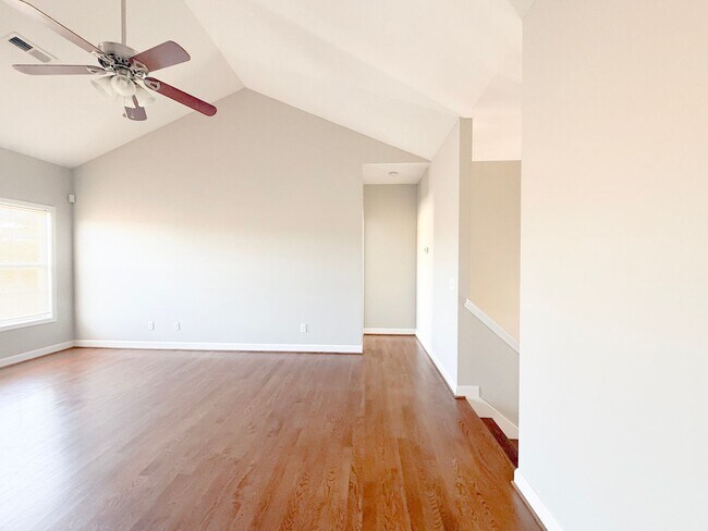 Building Photo - Spacious 4-Bedroom Home with Large Yard and Dual Garages in Cookeville  Property Description