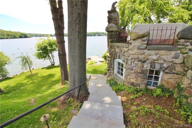 Building Photo - 598 N Lake Blvd