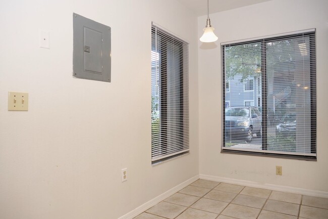 Building Photo - Spacious 2bd 2bth Condo Available Now!