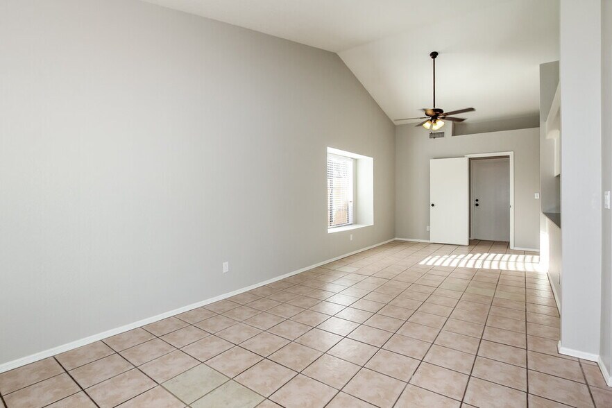 Building Photo - 5215 W Diana Ave